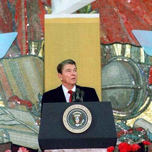 President_Ronald_Reagan_giving_a_speech_at_Moscow_State_University_in_the_USSR.jpg